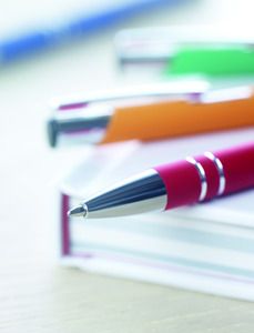 GiftRetail MO8857 - AOSTA Tryckknapps penna i gummerad f Red
